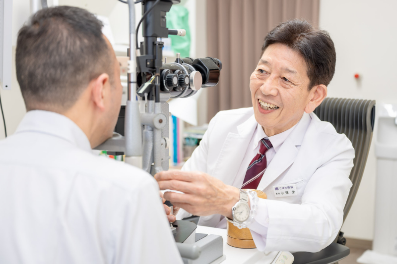 診察中の小畑院長